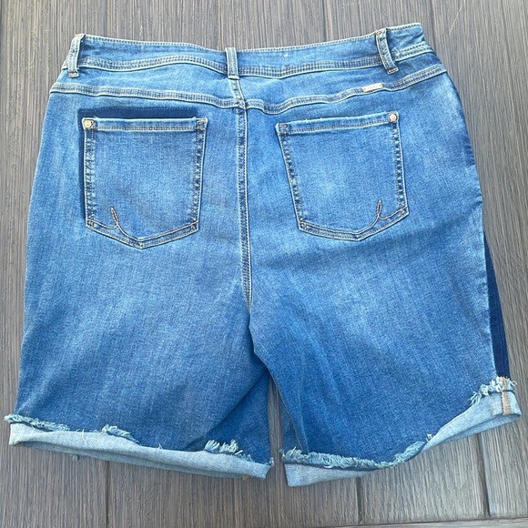 INC Slim Tech Shorts Size 18W - Picture 3 of 3